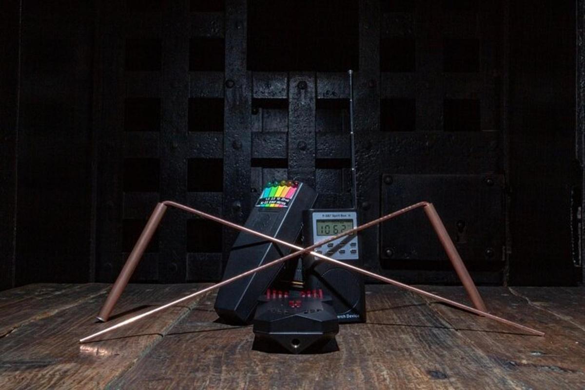 un telecomando appoggiato su un pavimento in legno