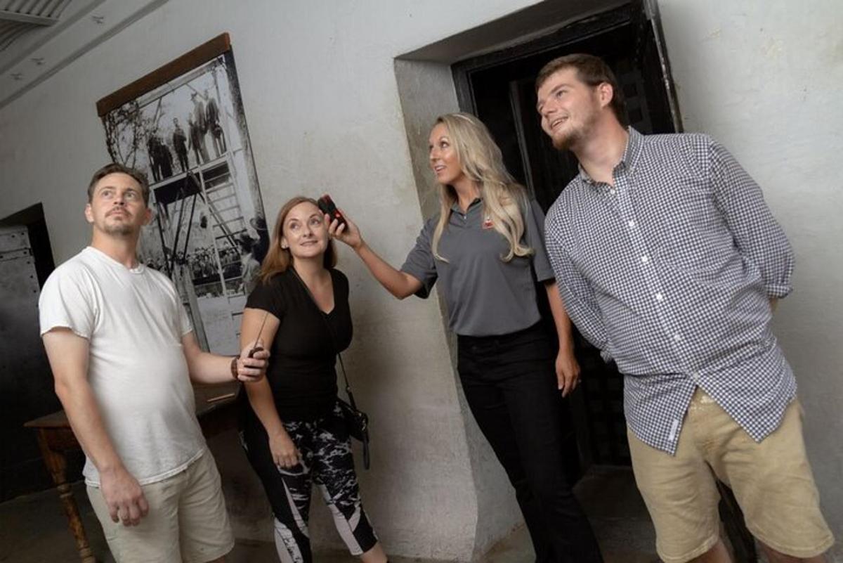 un gruppo di persone in piedi accanto a un muro