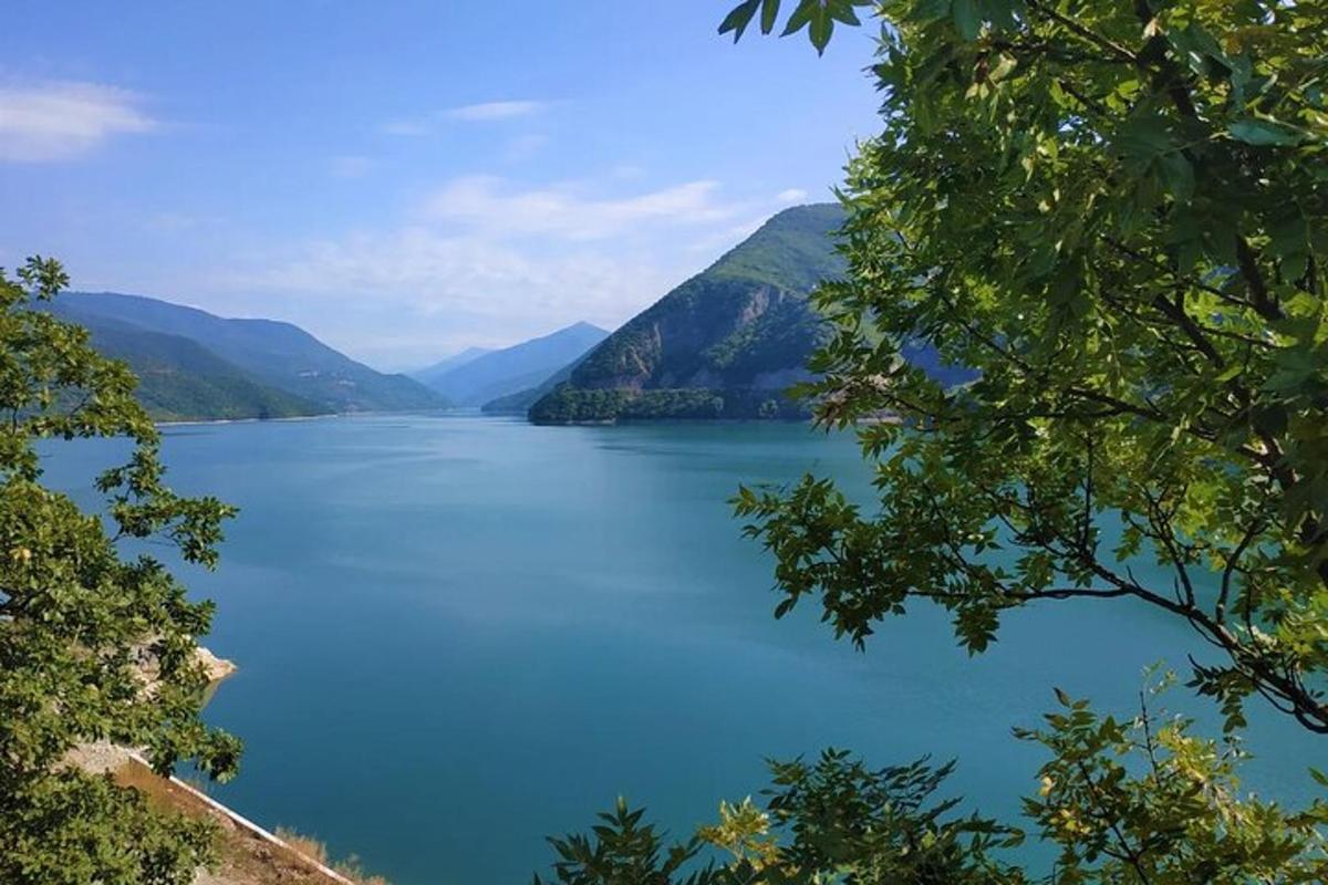 pohled na jezero s horami v pozadí