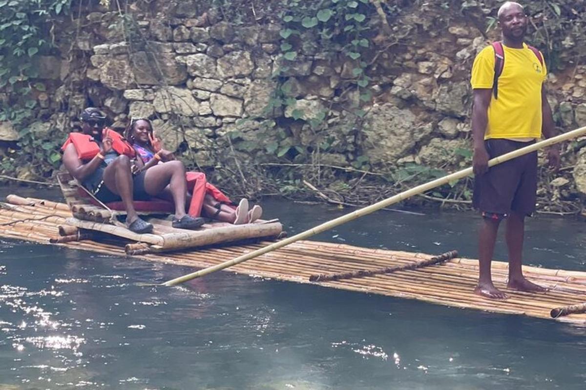 un hombre parado en una balsa en el agua