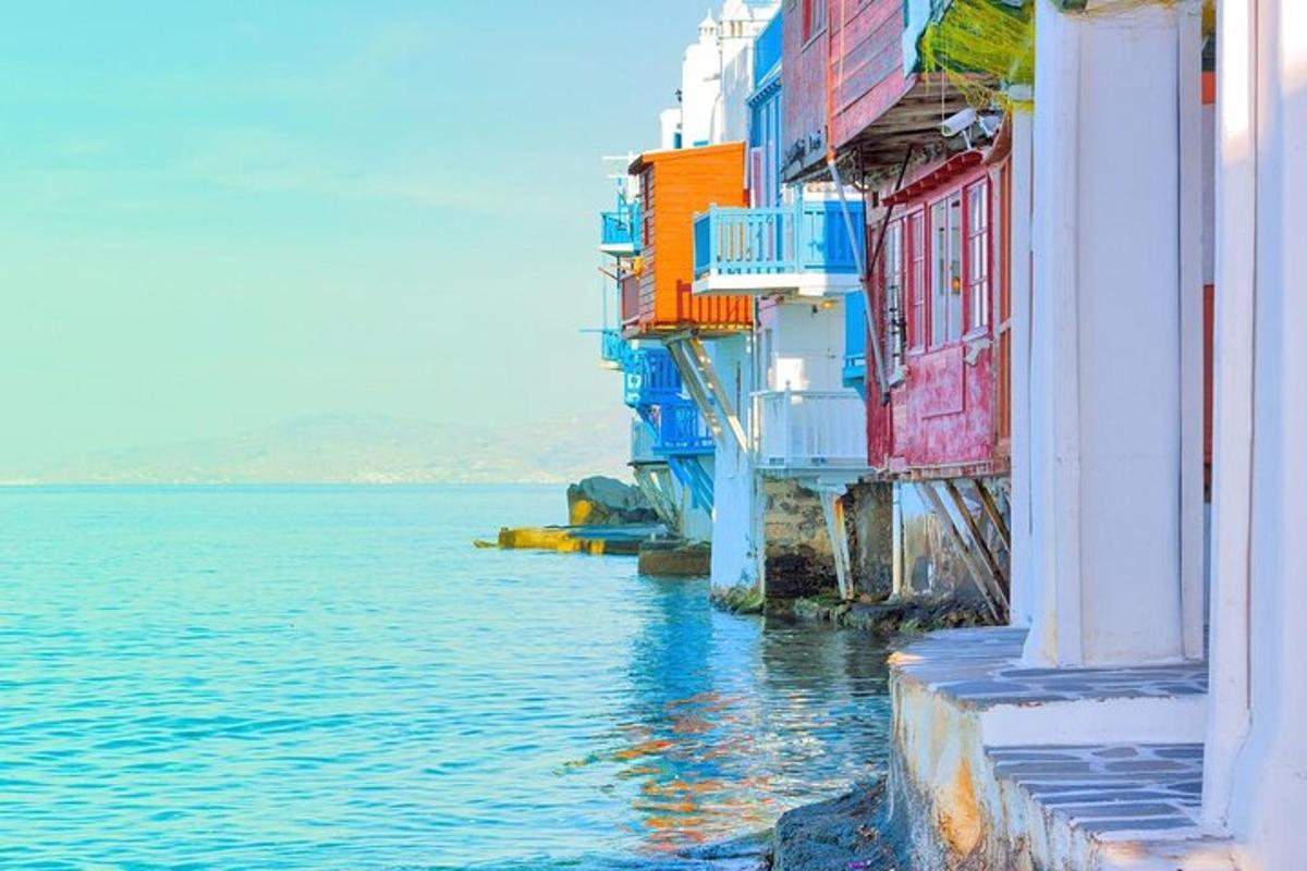 un gruppo di edifici vicino a uno specchio d'acqua