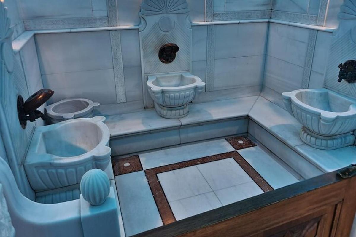 ein Badezimmer mit zwei Waschbecken und zwei Toiletten