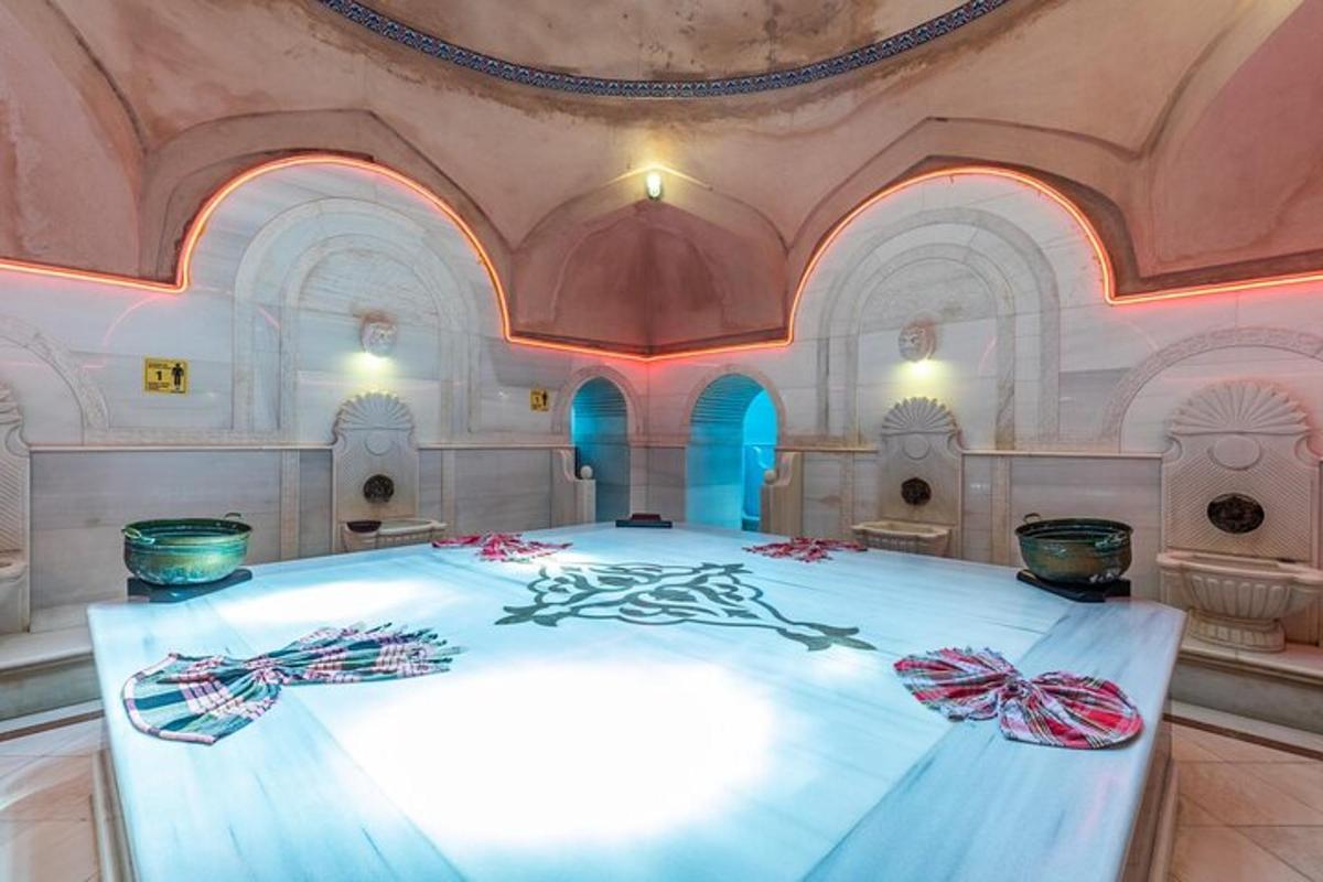 ein großes Schlafzimmer mit einem großen Bett in einem Zimmer