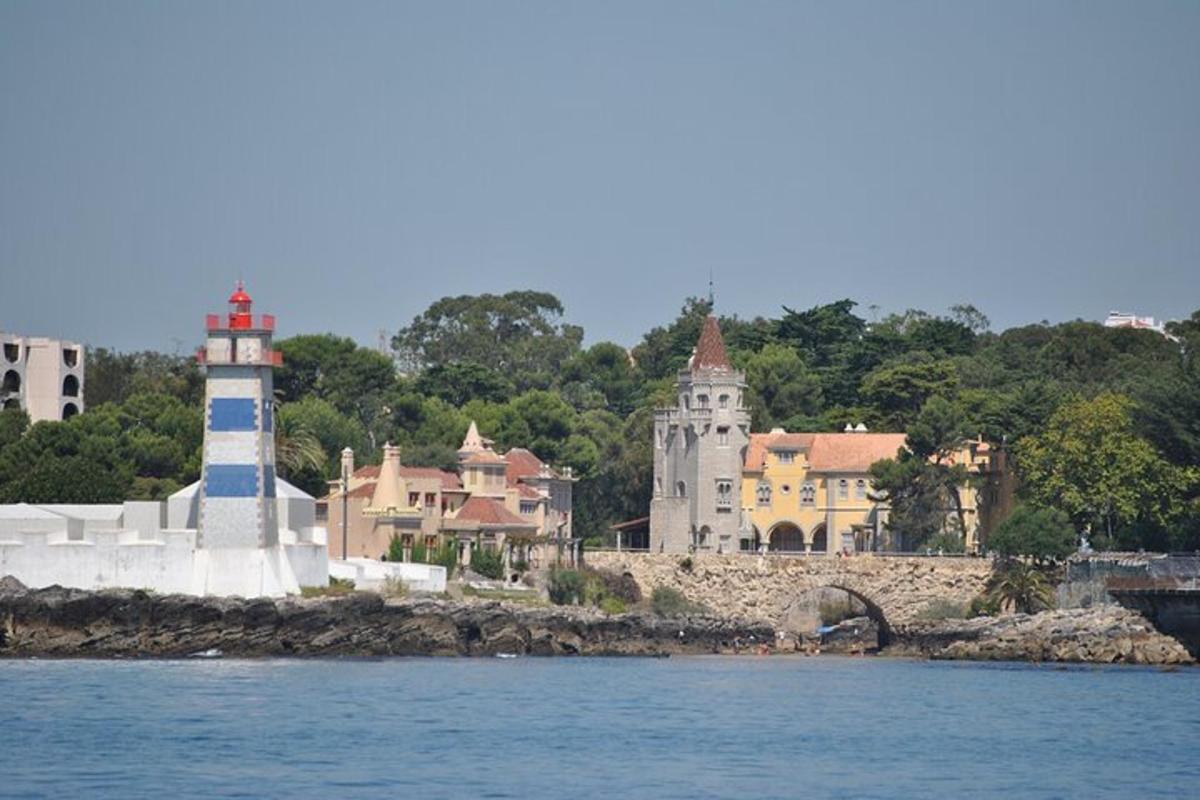 un faro e degli edifici sulla riva di uno specchio d'acqua