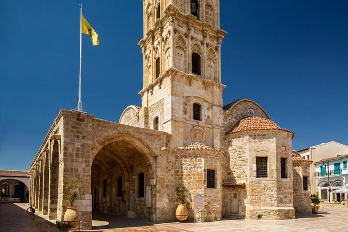 um edifício com uma torre com uma bandeira