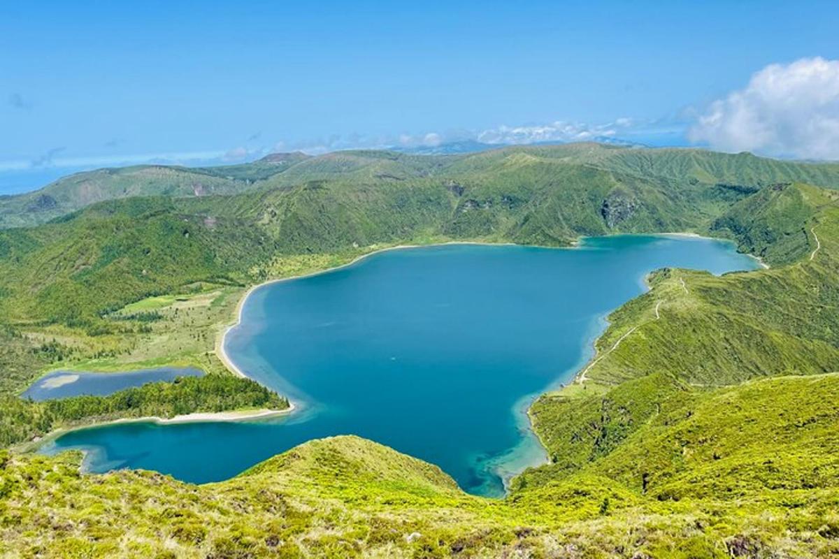une vue aérienne de deux lacs dans les montagnes