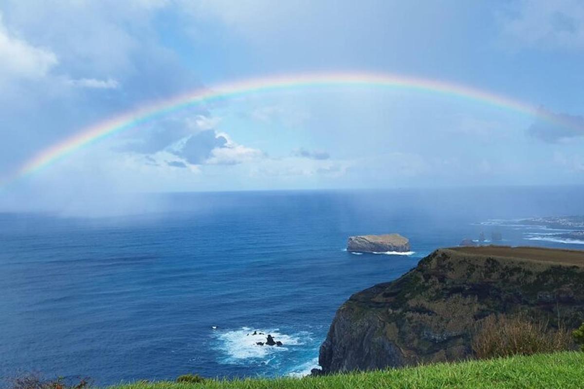 un arc-en-ciel dans le ciel au-dessus de l'océan