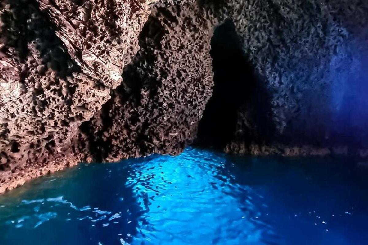 uma caverna azul com água azul dentro