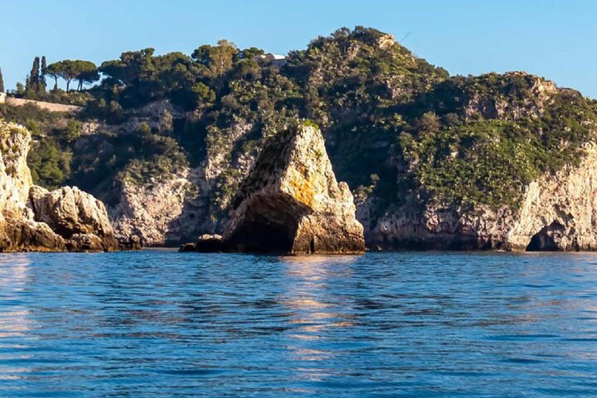 uma caverna no meio de um corpo d'água
