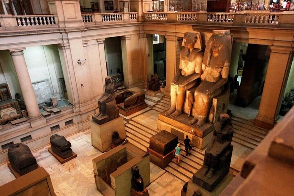 pohled shora na muzeum s artefakty v budově