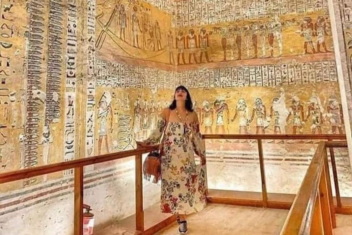 一位穿着裙子的女人站在墙前