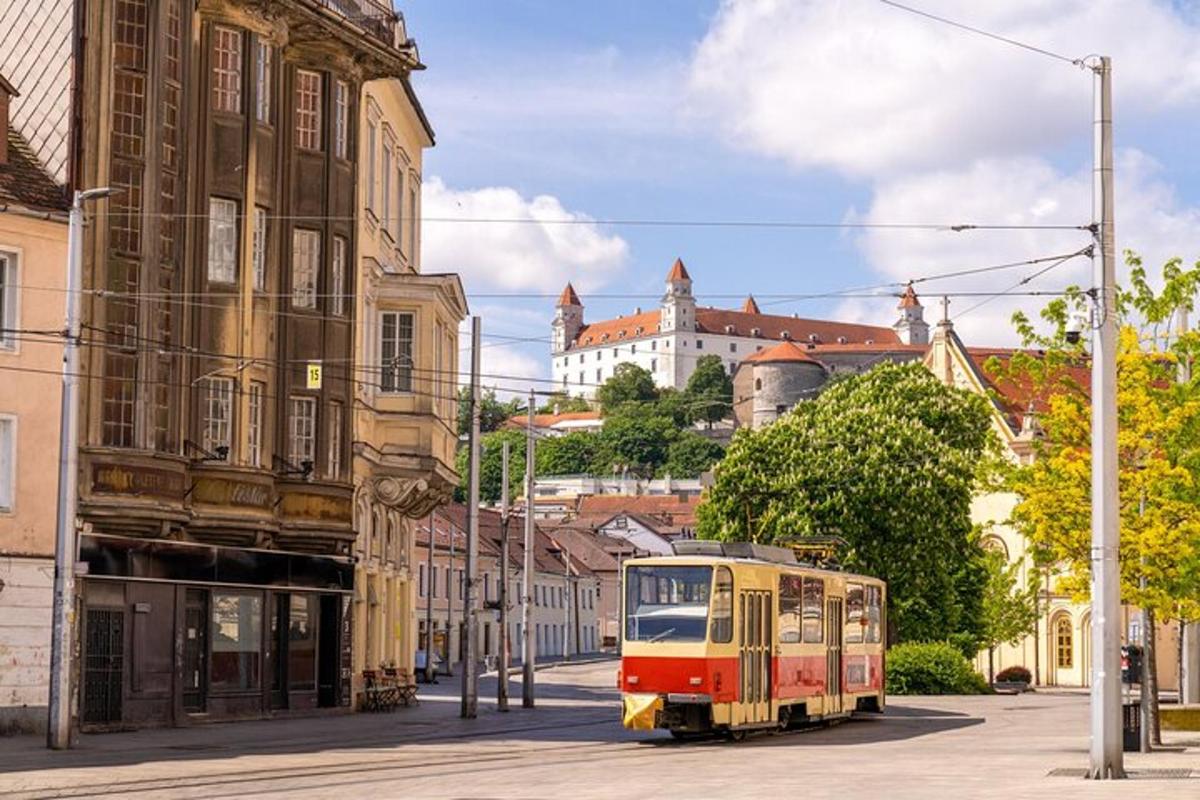 tramvaj jedoucí po městské ulici s budovami