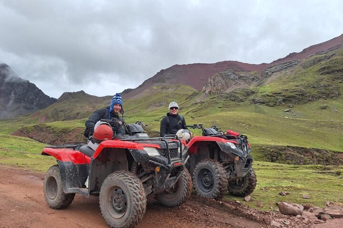 dues persones que viatgen en quads per un camí de terra