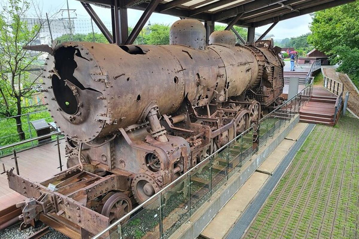 un tren vechi și ruginit expus într-un muzeu