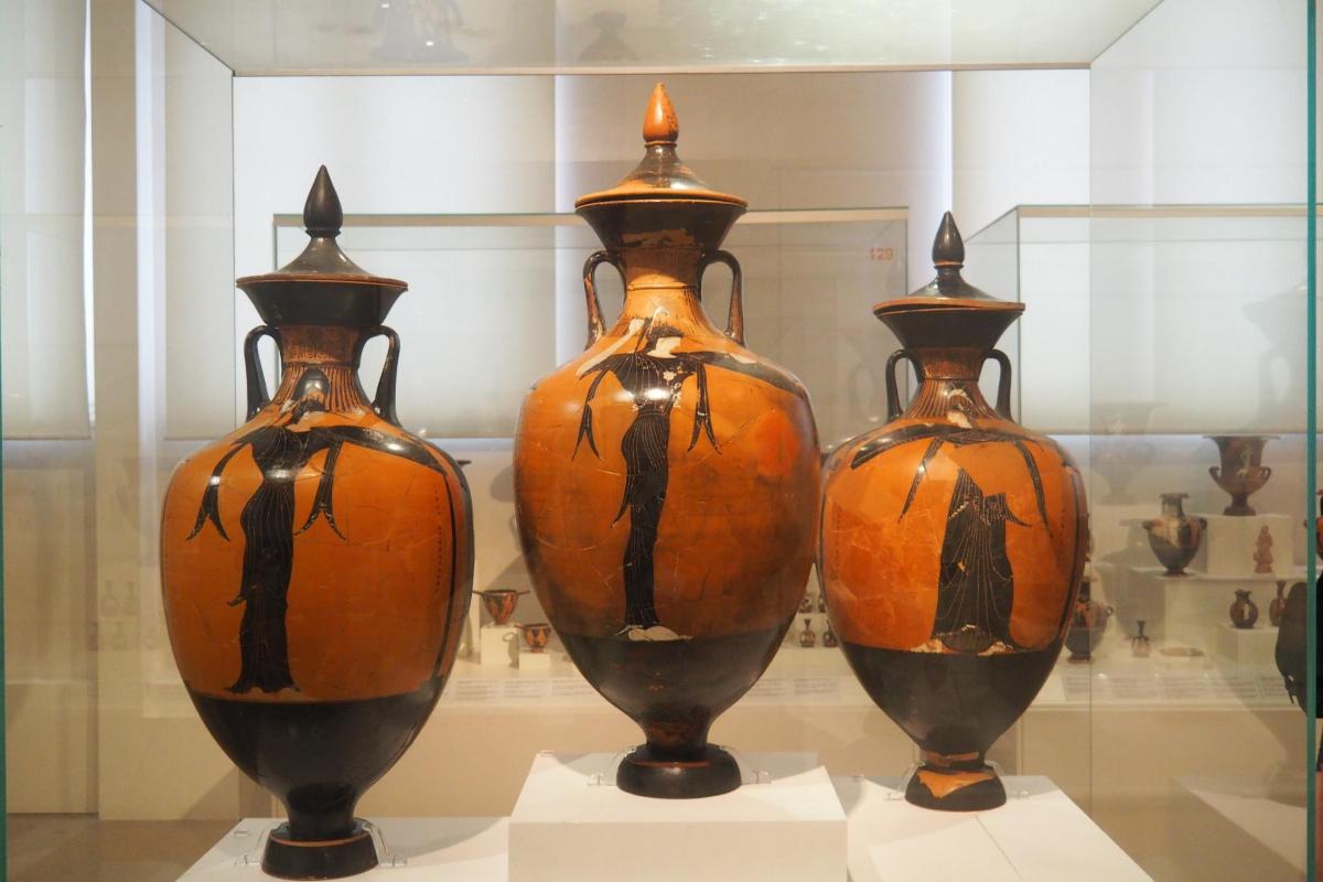 tres gerros exposats en un museu