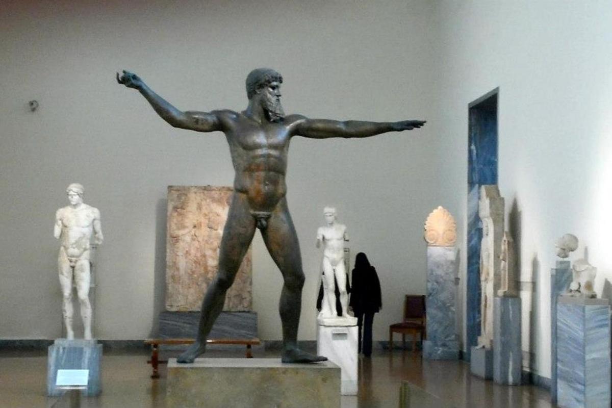 una estàtua d'un home dret en un museu