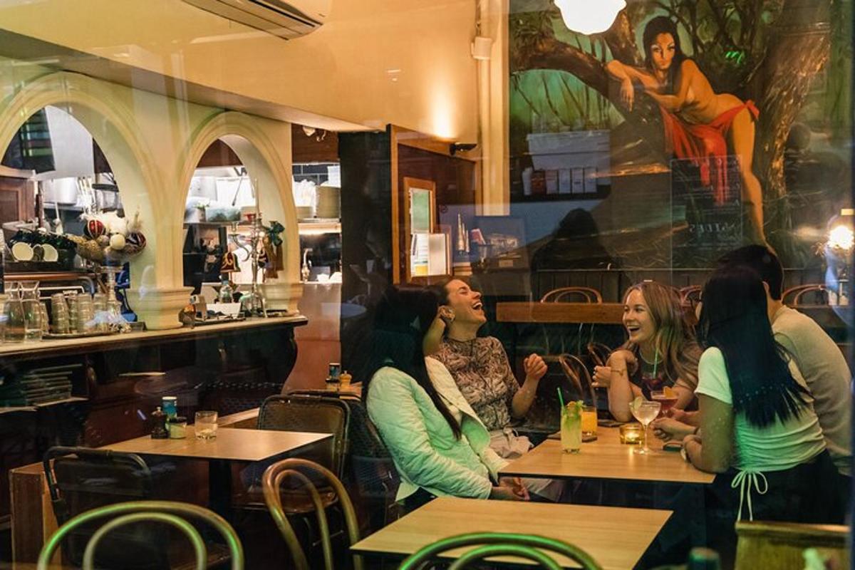 skupina lidí sedících u stolů v restauraci