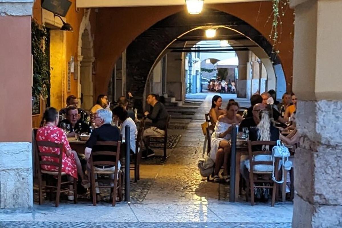 grupp inimesi, kes istuvad restoranis laudade taga
