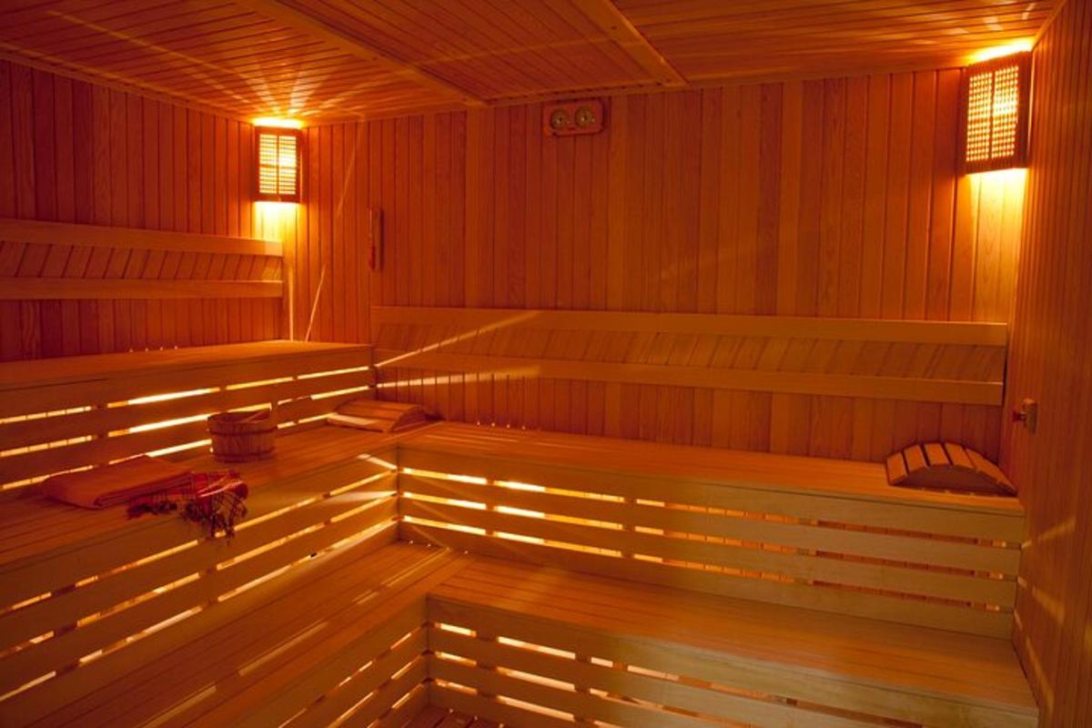 gufubað með bekkjum og ljósum í herberginu