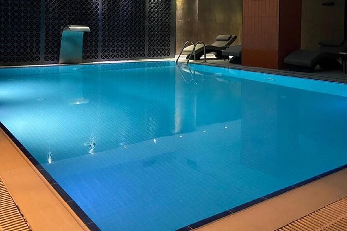 kolam renang biru yang besar dalam sebuah bangunan