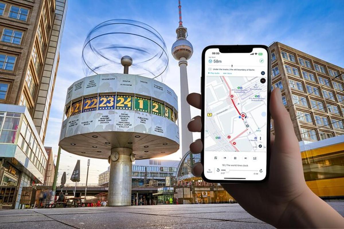seseorang memegang telefon bimbit di hadapan sebuah menara