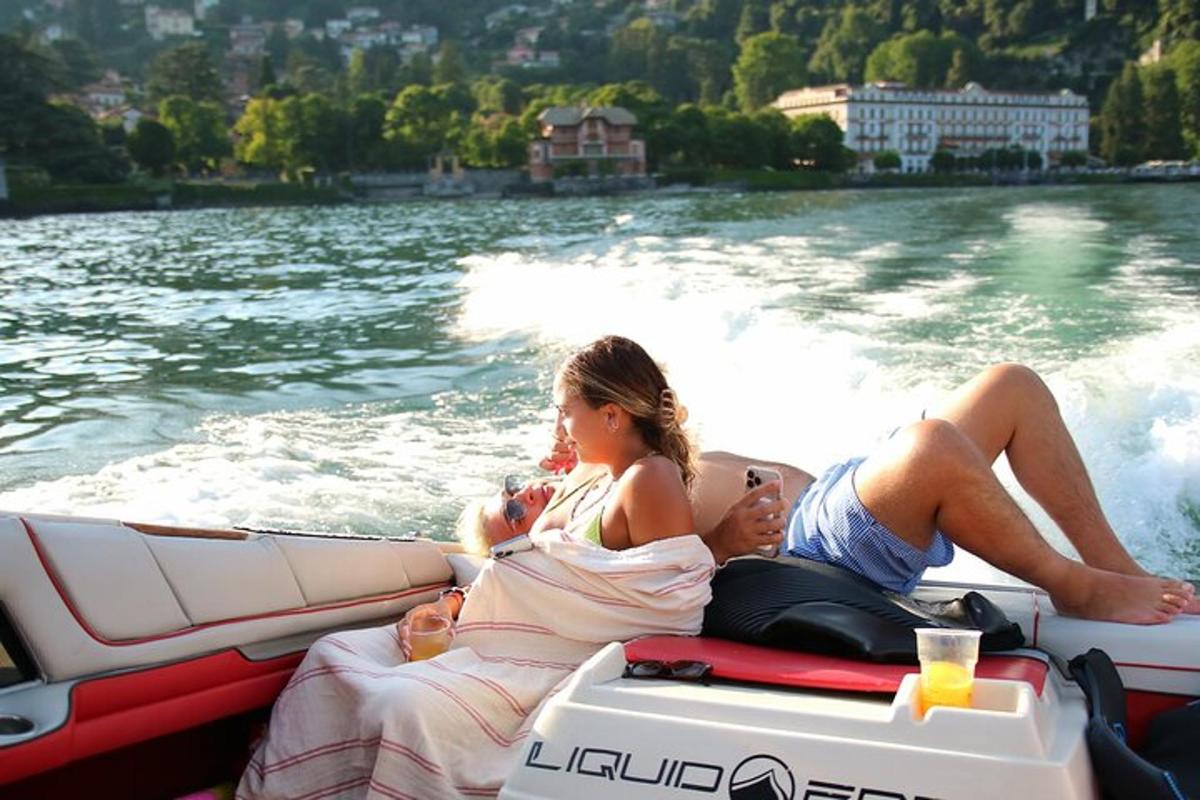 dve ženy ležiace na zadnej strane lode na vode