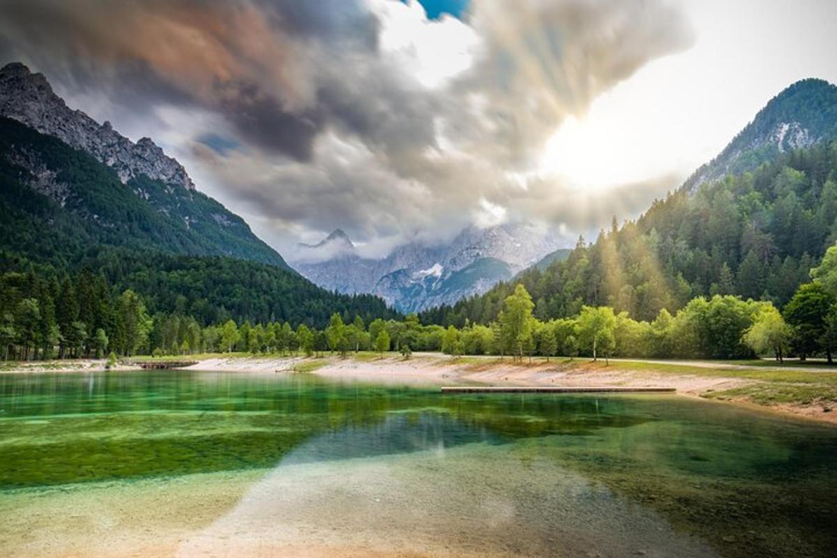jezero uprostřed údolí s horami