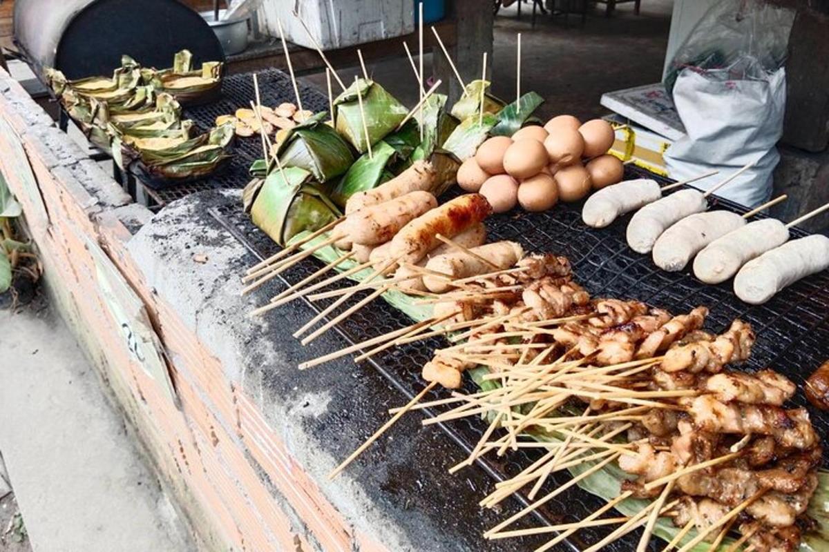 เตาย่างที่มีเนื้อและไข่วางอยู่ด้านบน