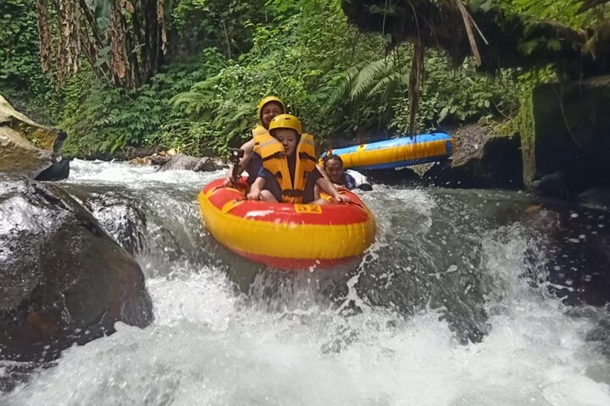 un gruppo di persone su una zattera in un fiume