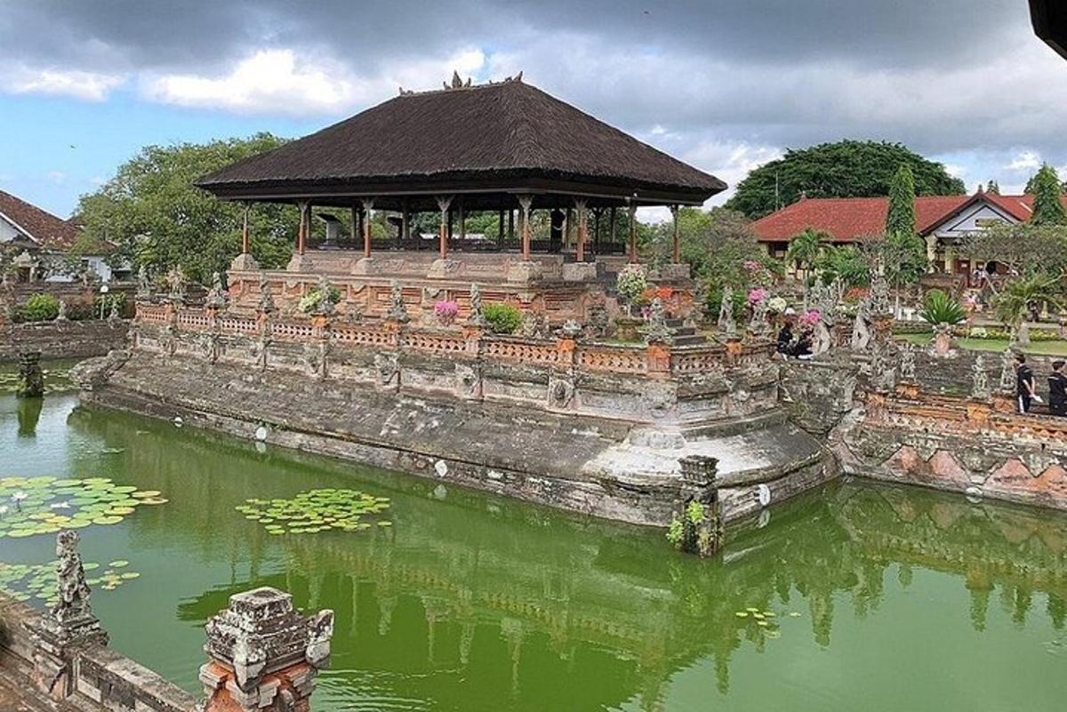 Un jardín con un pabellón en medio de un estanque.