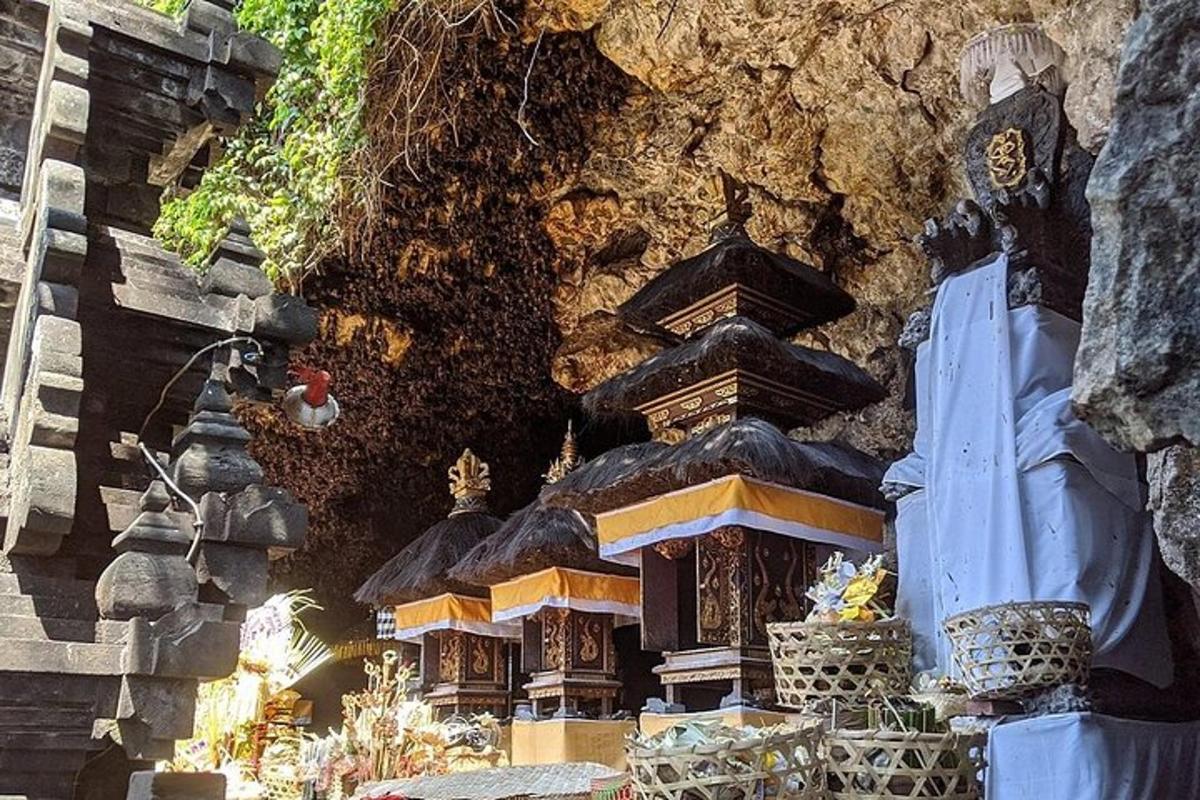 Un muro de piedra con un pequeño santuario en él