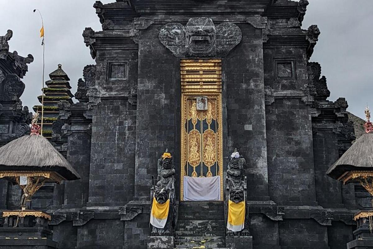 Un edificio con una puerta con una bandera.