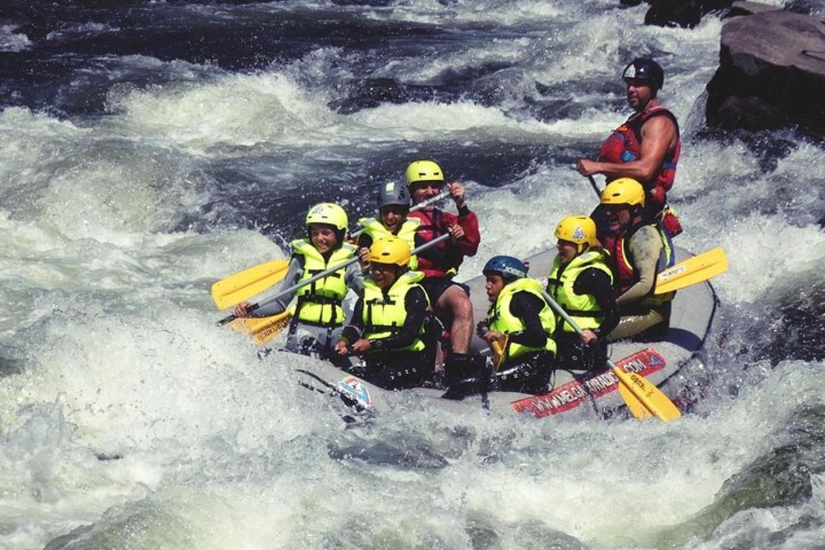 un gruppo di persone su una zattera su un fiume