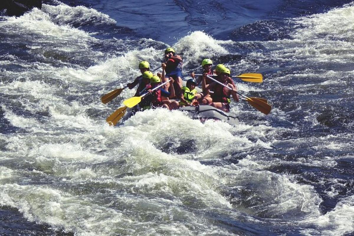 un gruppo di persone su una zattera in acqua