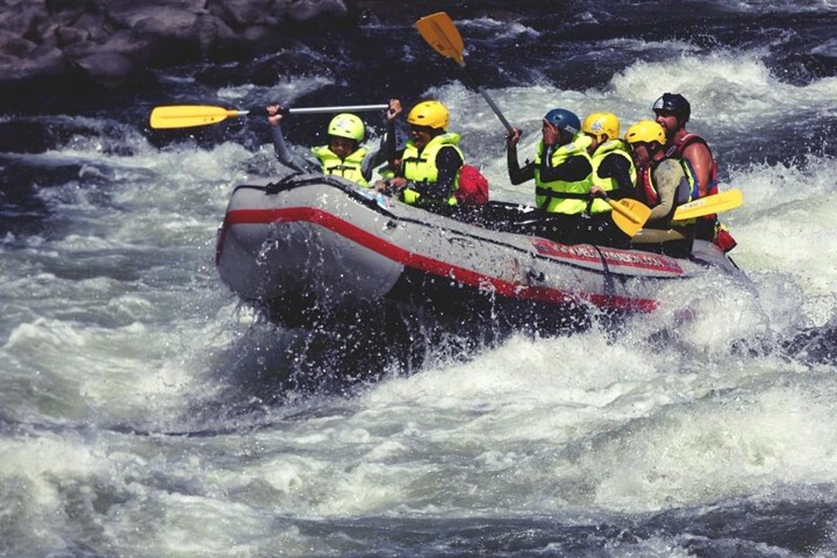 un gruppo di persone su una zattera in acqua