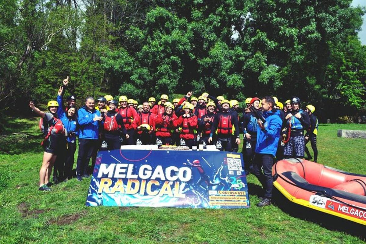 um grupo de pessoas posando para uma foto ao lado de um megaloco rapidkat