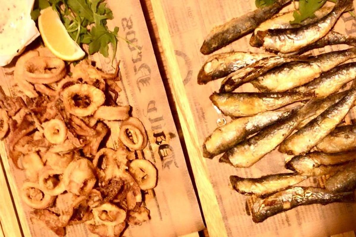 isang mesa na nilagyan ng iba't ibang uri ng seafood at mushroom