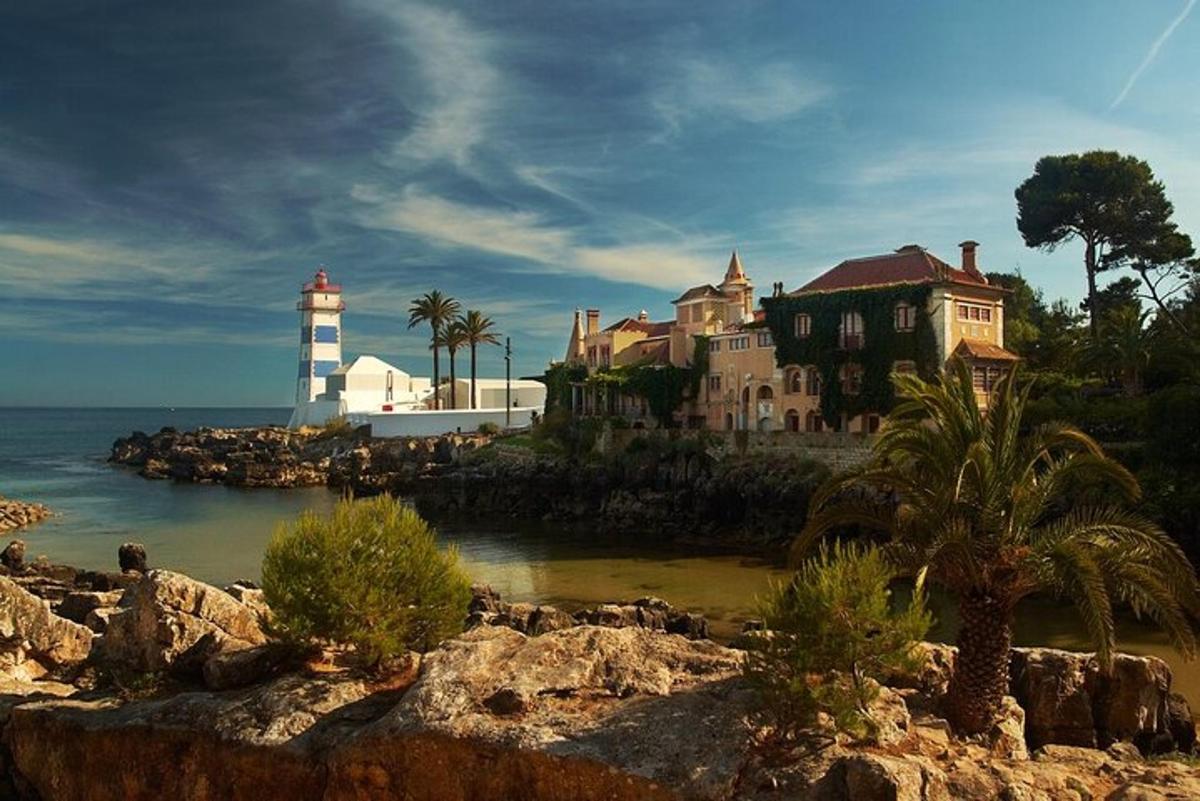 uma casa e um farol perto do oceano