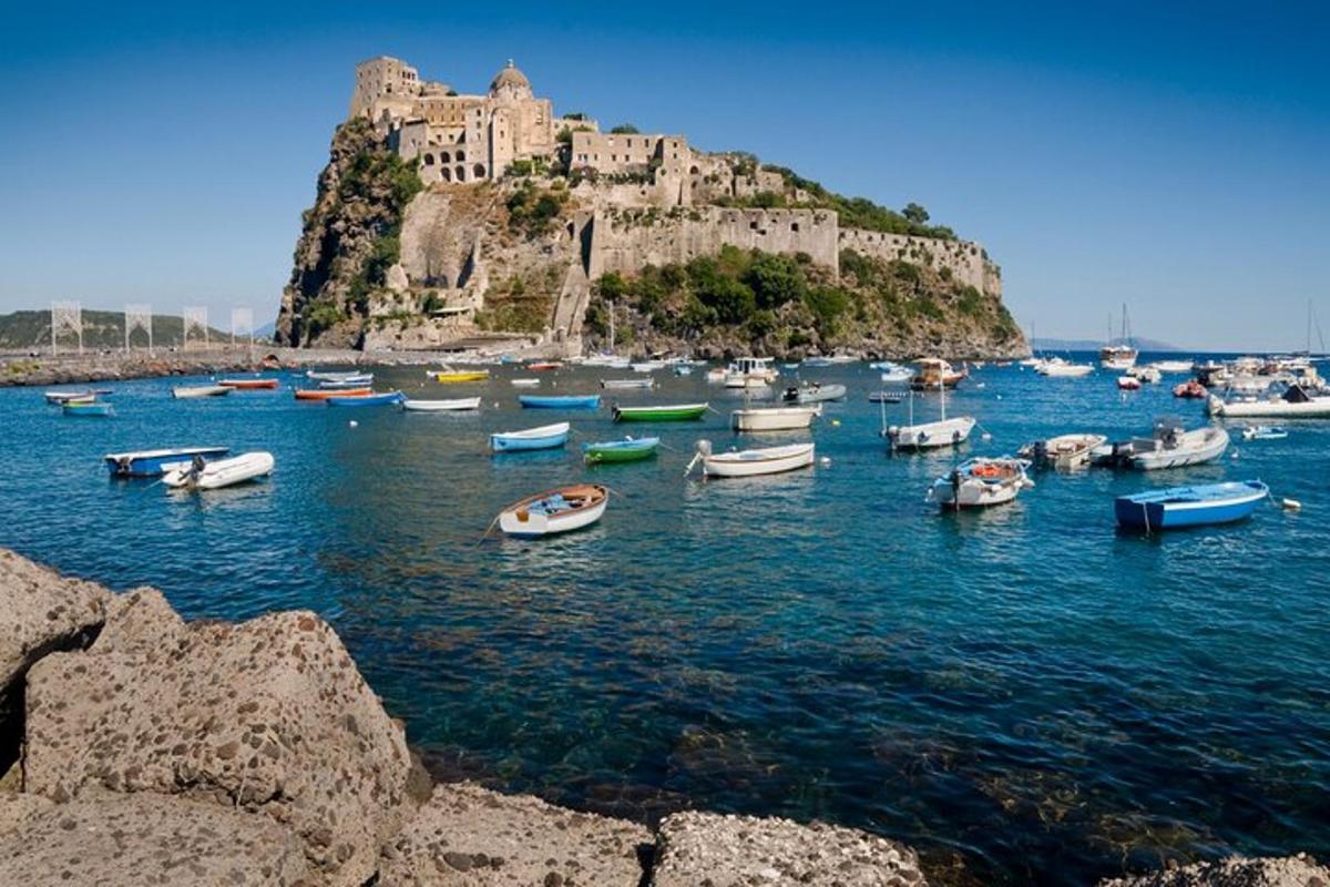 un gruppo di barche in acqua con un'isola