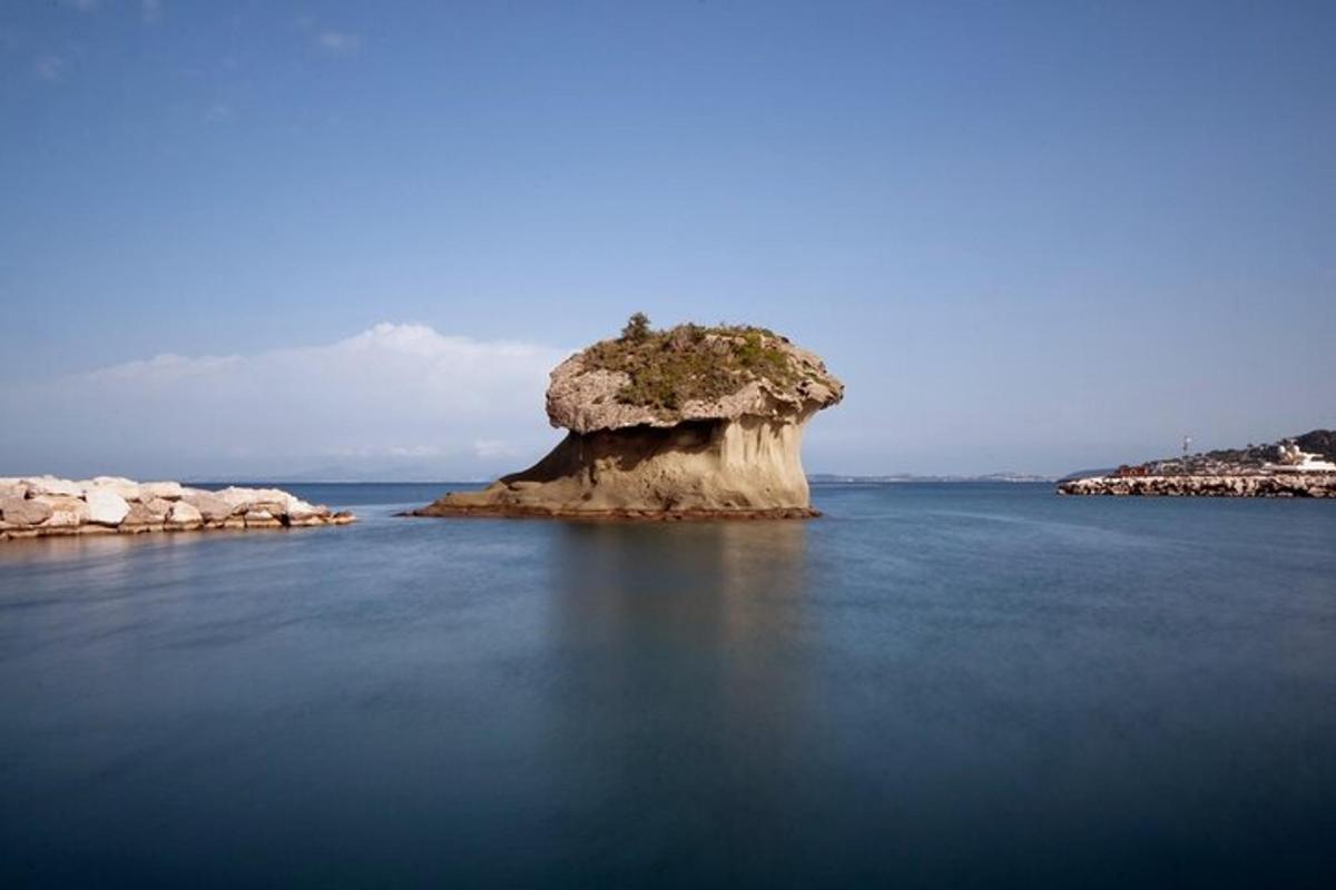 une petite île au milieu de l'eau