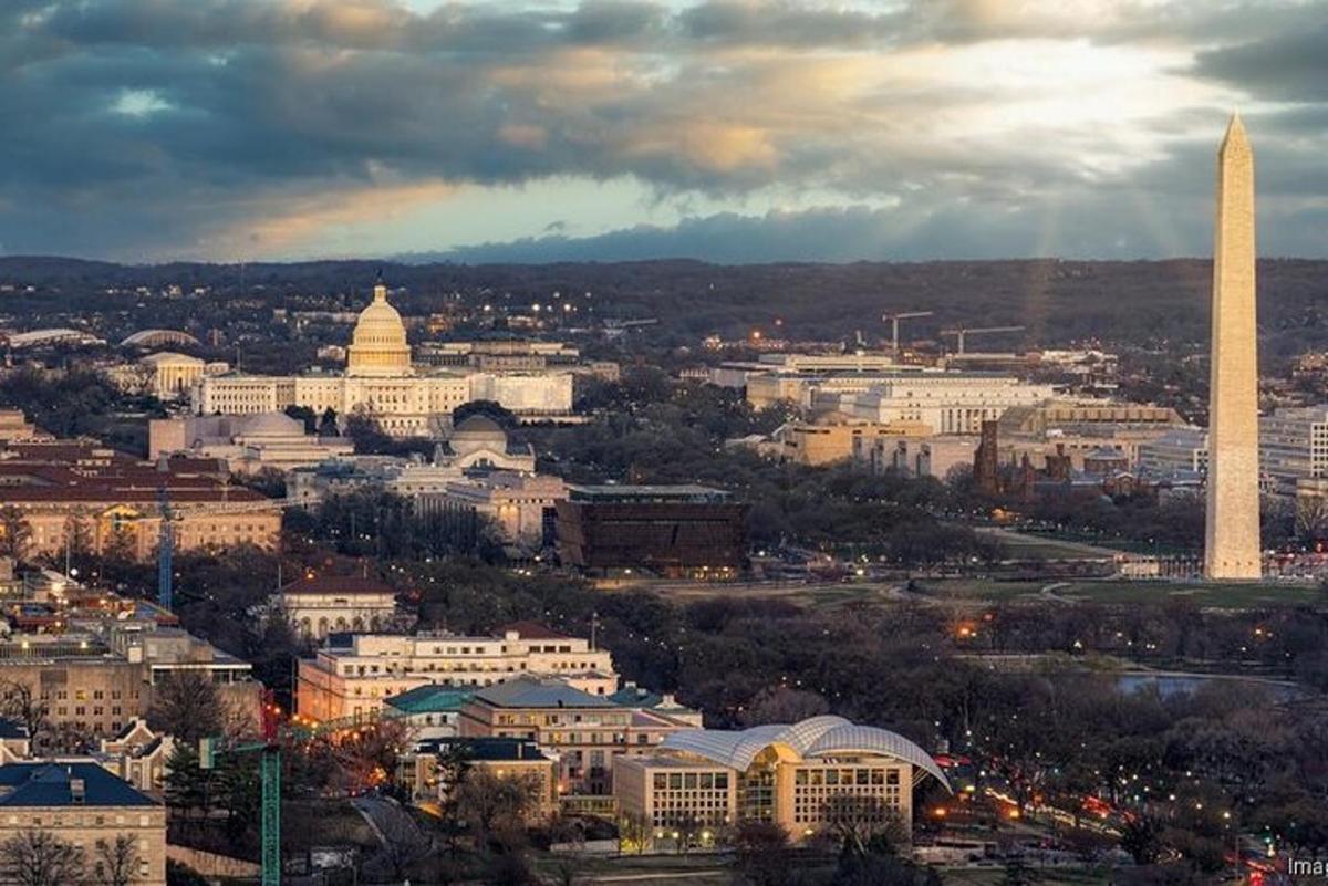 una vista di una città con il monumento a Washington