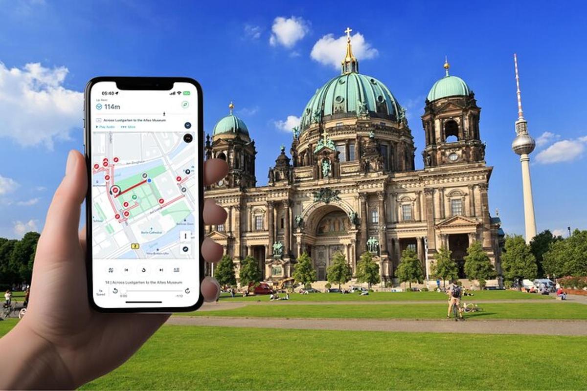 человек держит iPhone перед зданием