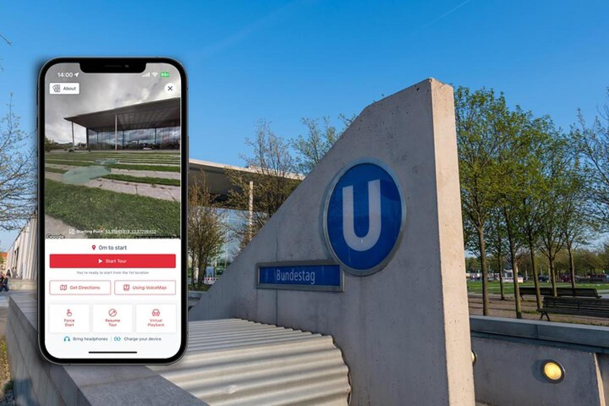 mobilní telefon ležící vedle cedule vedle budovy