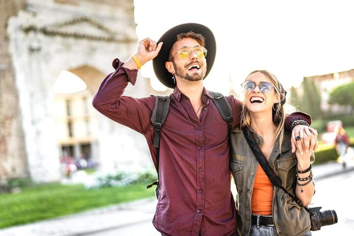 un uomo e una donna camminano per strada con una macchina fotografica