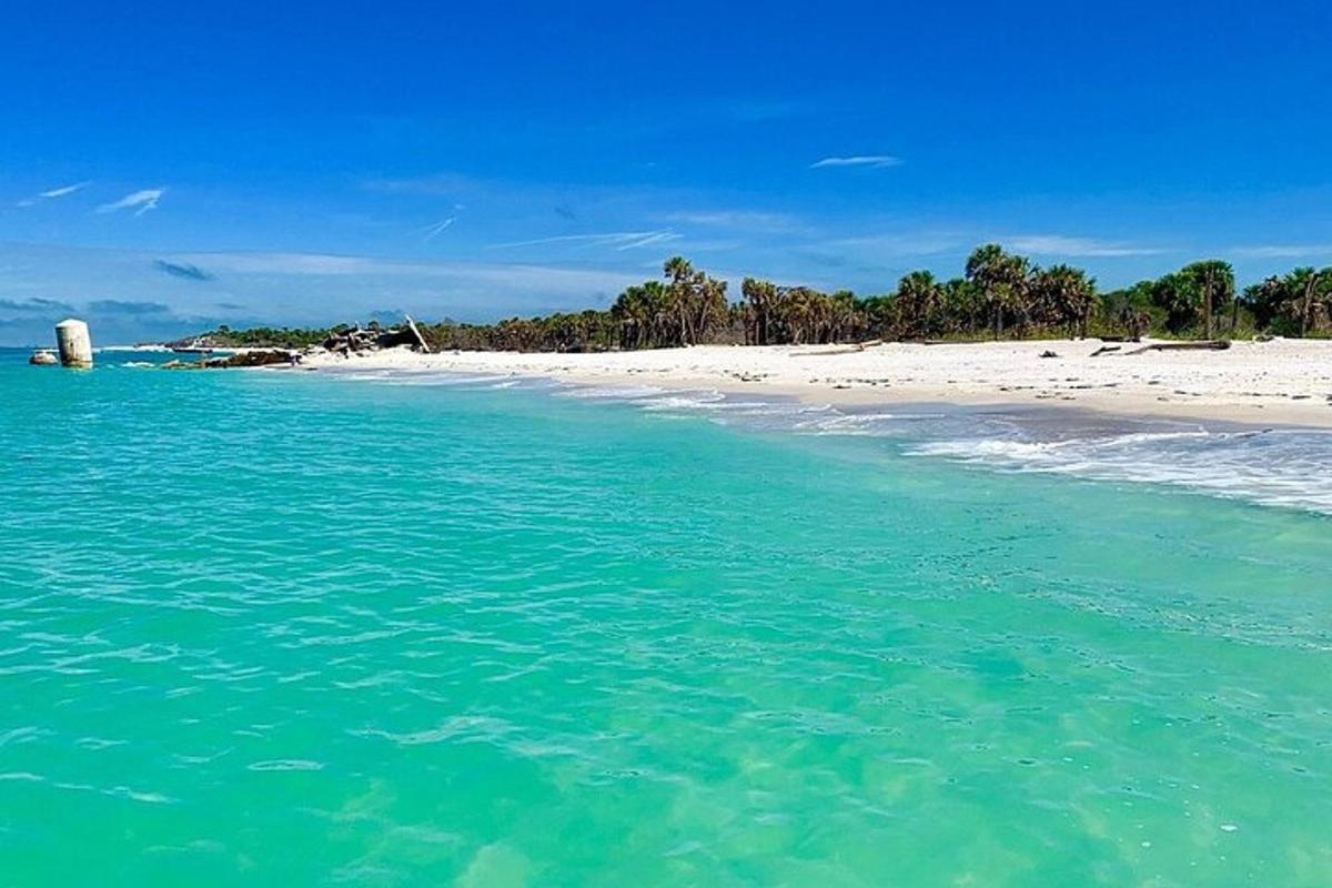 una platja amb aigües turqueses i una platja de sorra