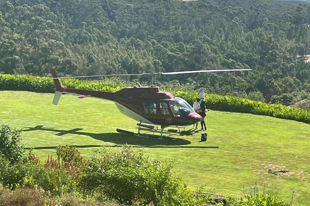 sebuah helikopter kecil diletakkan di padang rumput