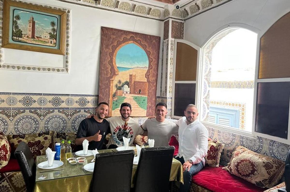 Un grupo de hombres sentados en una mesa en una habitación.