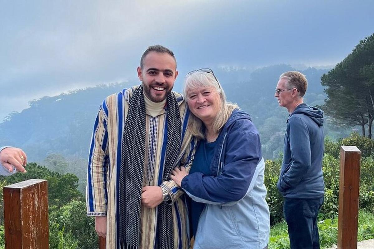 رجل وامرأة يقفان لالتقاط صورة على الجبل