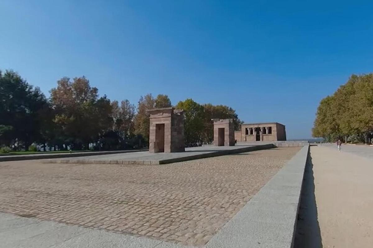 ένα μονοπάτι σε ένα πάρκο με έναν δρόμο από τούβλα
