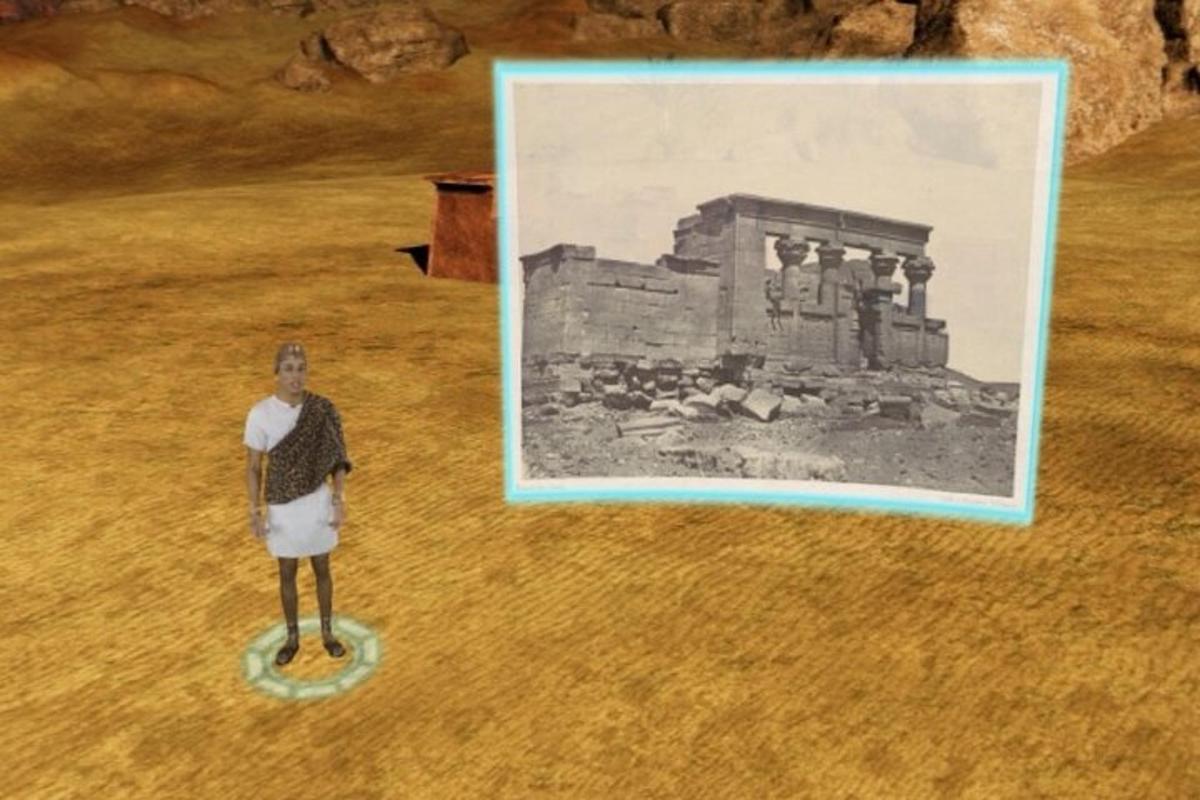 una imatge d'una dona dreta davant d'un castell